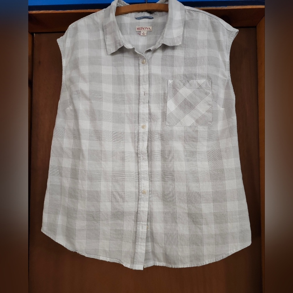 Sleevless button down off white